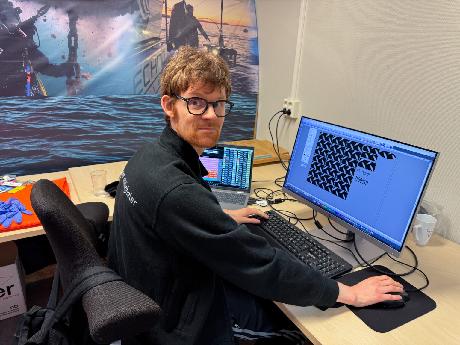 Mann som sitter foran en datamaskin.